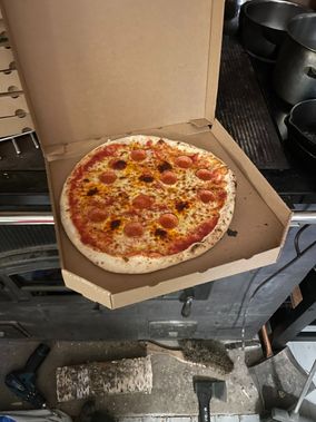 Valmis pizza pizzalaatikossa